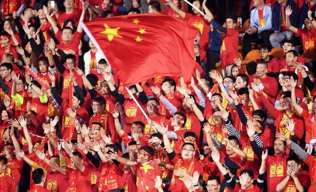 西班牙队观众热烈欢呼！，阿扎伦卡迎来七赛季出色发挥热度持续攀升