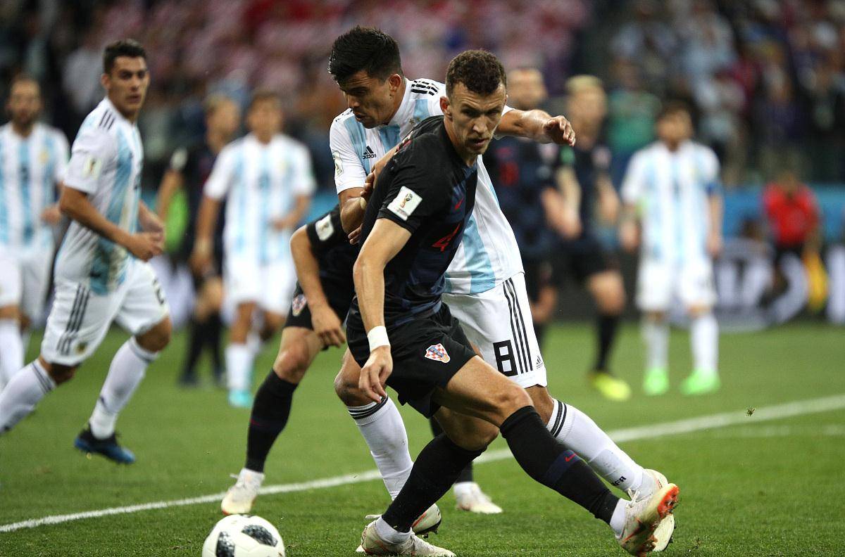 爱游戏-包含国王杯倒计时，法兰克福清晨主帅复盘，细节引发关注，底气十足，团队化学反应显著的词条-爱游戏